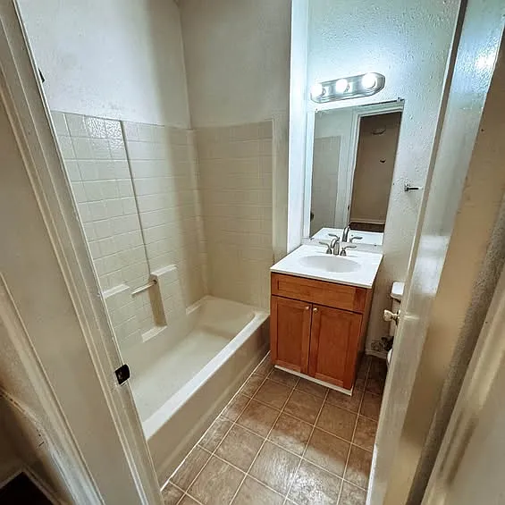 2 bed, 900 sqft, $1,699 — Photo 2