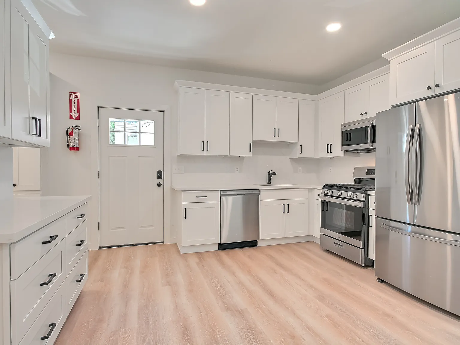 4 bed, 1200 sqft, $5,995 — Photo 4