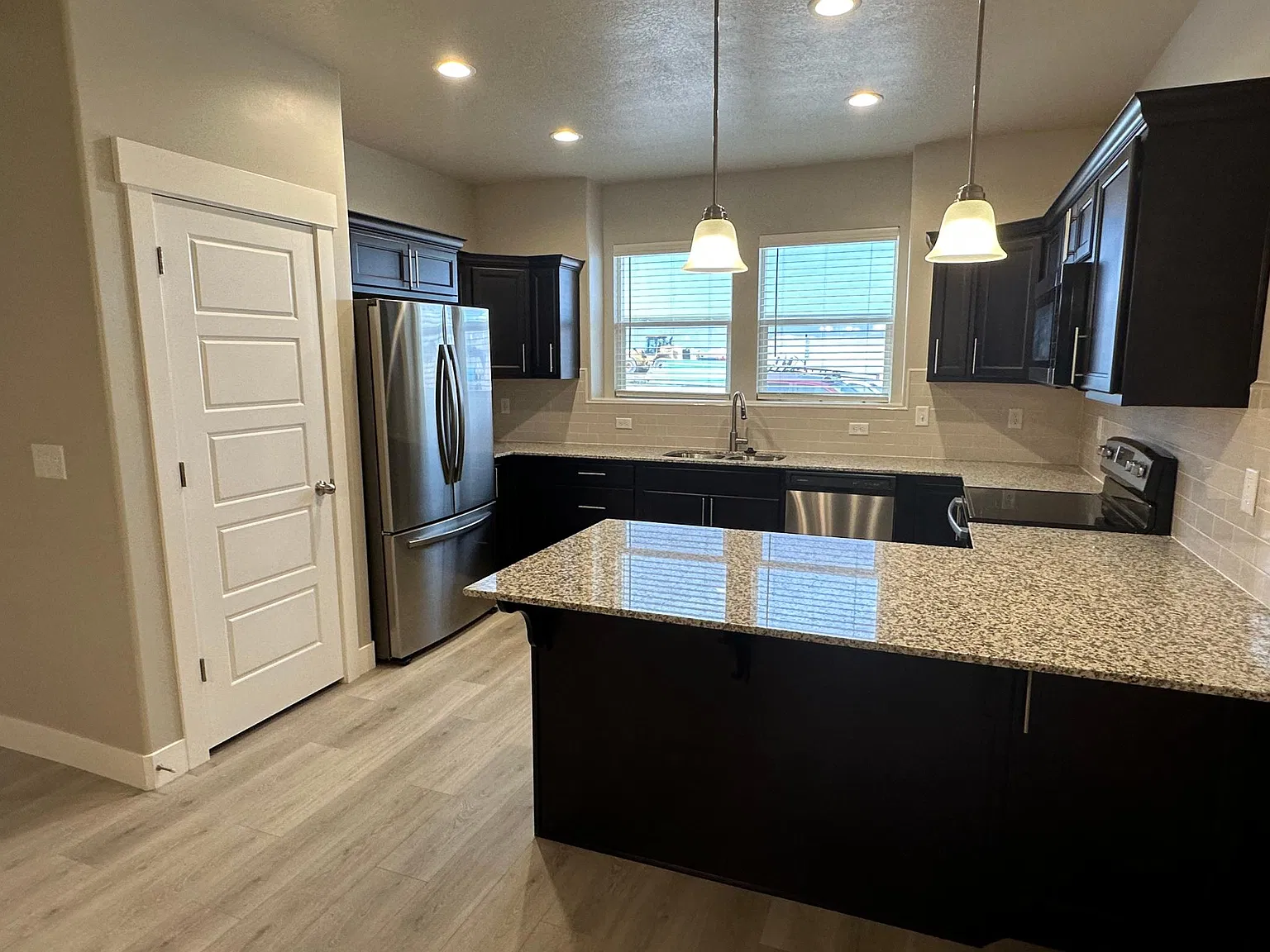 3 bed, 2.5 bath, 2420 sqft, $2,250 — Photo 2