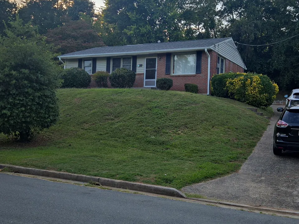 2704 Drewry Ln