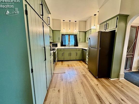 4th image of 1026 Claremont Ave