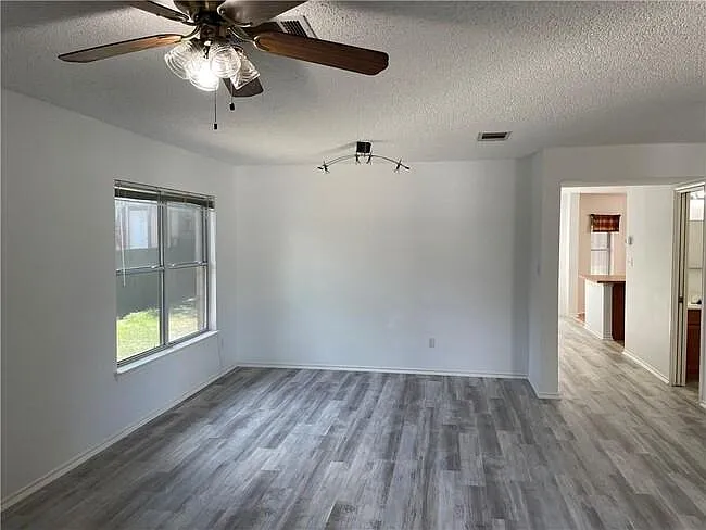 713 Catumet Dr — Photo 2