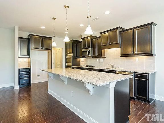 5th image of 127 Acorn Hollow Pl