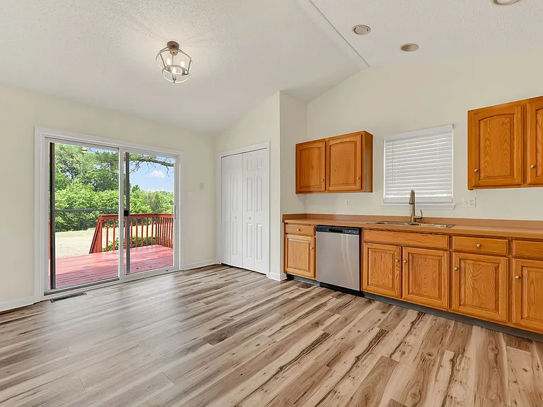270 Oaknoll Ave — Photo 6