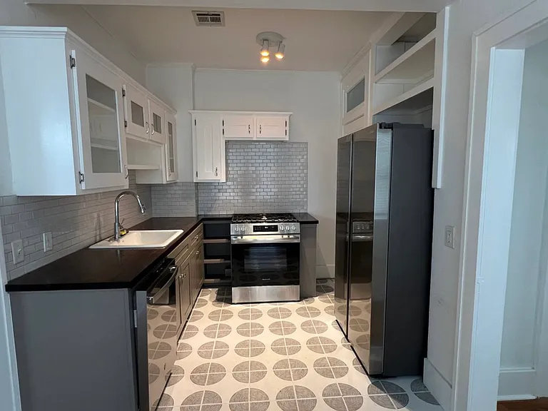 3021 1/2 N Robinson Ave — Photo 5