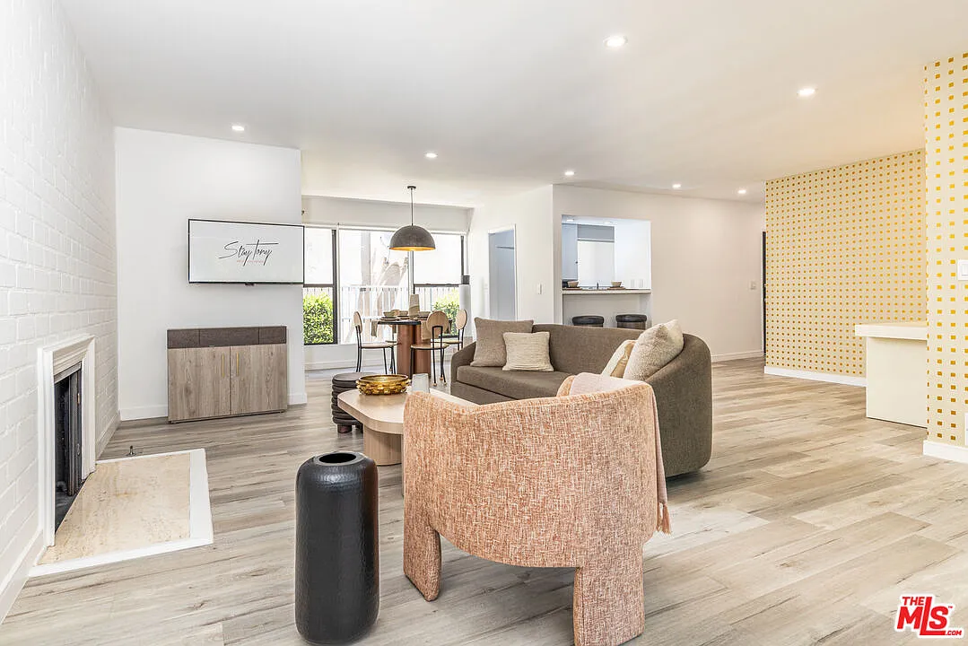 1 bed, 1.0 bath, 1100 sqft, $4,472 — Photo 3