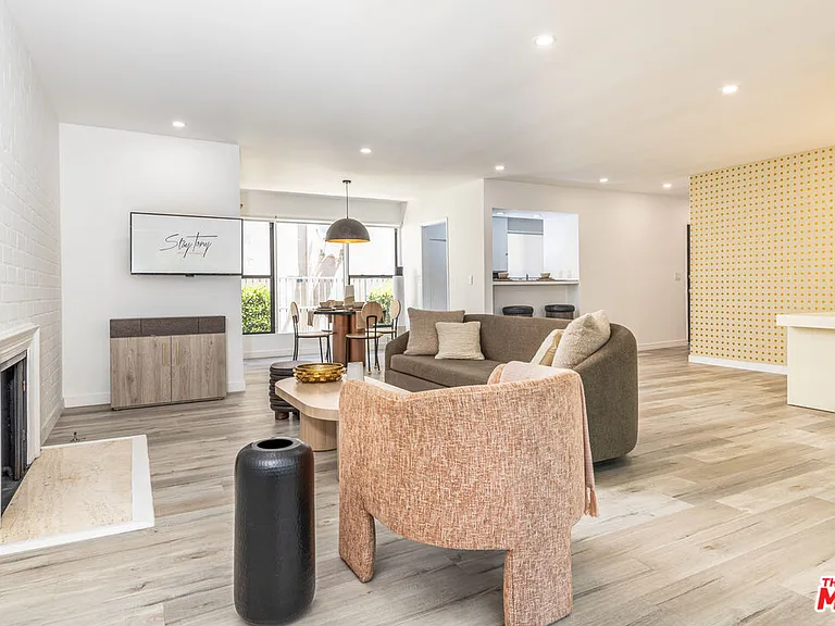 8911 Cynthia St #7 — Photo 3