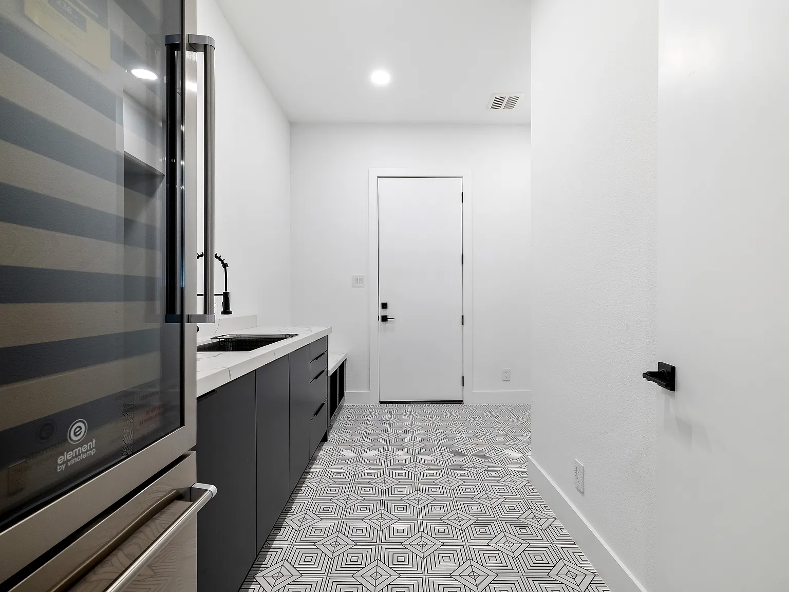 5 bed, 3.5 bath, 3830 sqft, $10,000 — Photo 2
