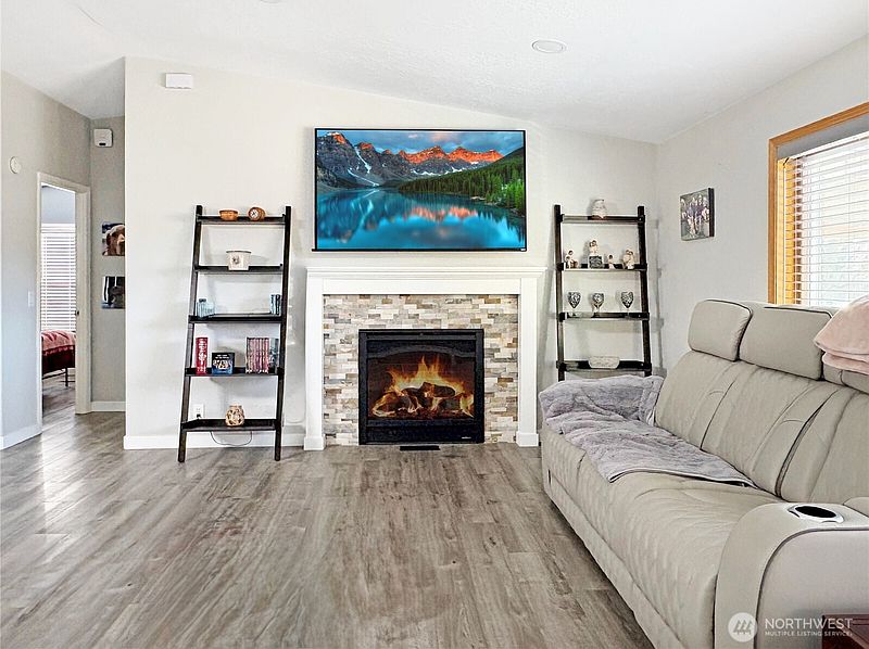 4th image of 4332 Lakeview Court