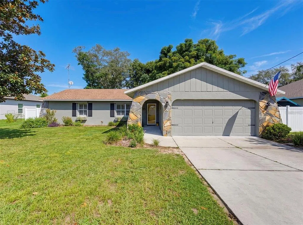 3 bed, 2.0 bath, 1220 sqft, $1,895 — Photo 1
