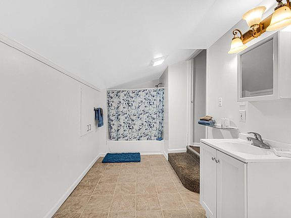 5th image of 216 Hoffman St