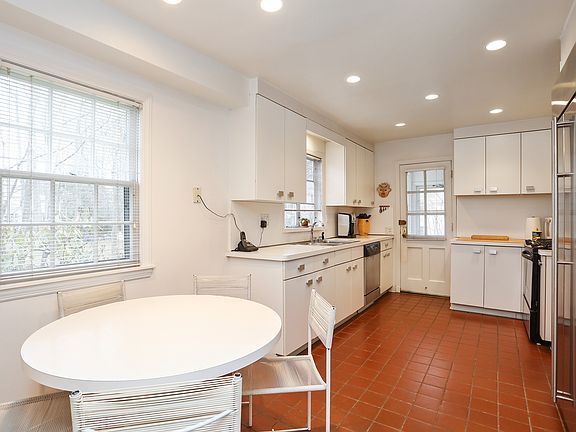 4th image of 951 Green Meadow Ln