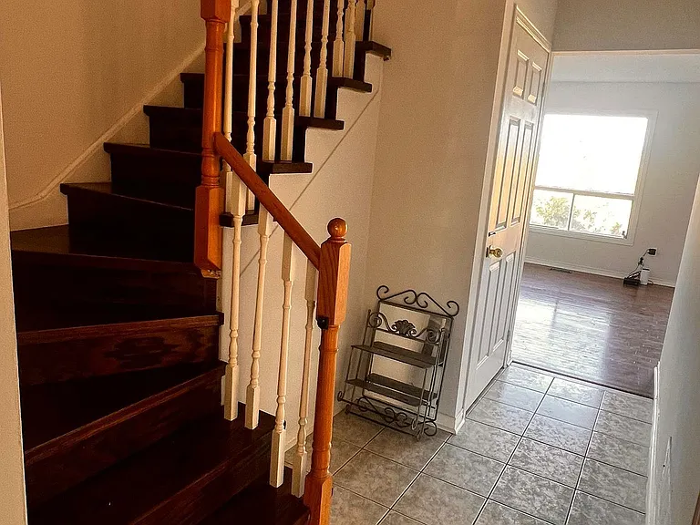 641 Walpole Cres #MAIN 2ND — Photo 2