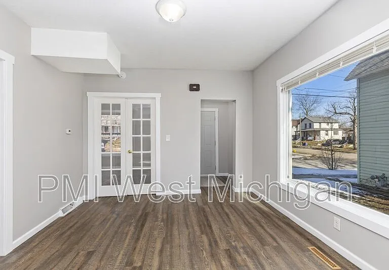 1038 3rd St NW — Photo 4