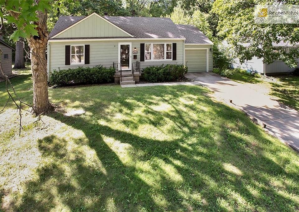 Picture Perfect Prairie Village Ranch!