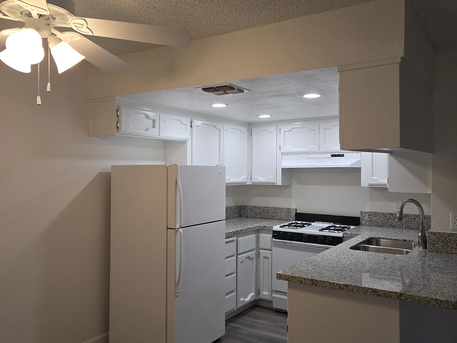 Maple Leaf Apartments — Photo 2