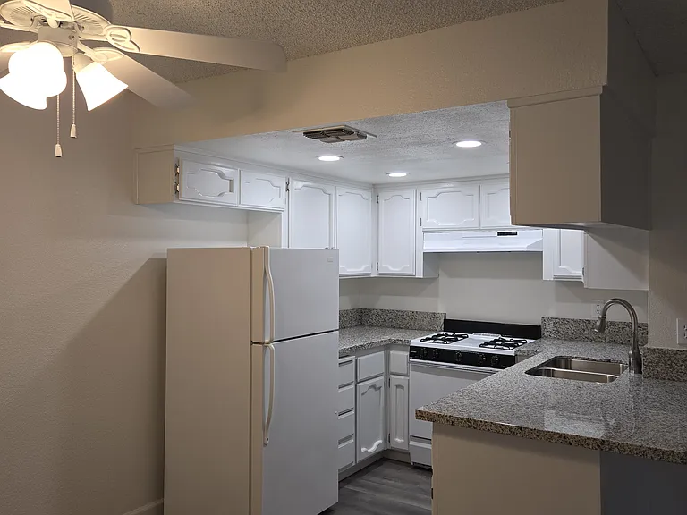 Maple Leaf Apartments — Photo 3