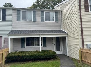 216 Hill Rise, Calverton, NY 11933