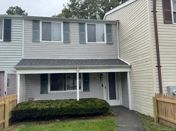 216 Hill Rise, Calverton, NY 11933