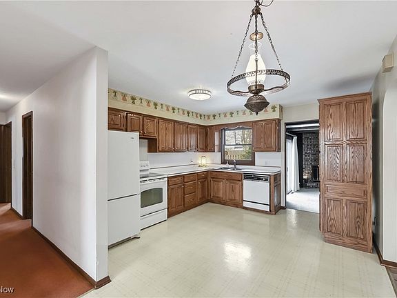 4th image of 16253 Delmont Ave