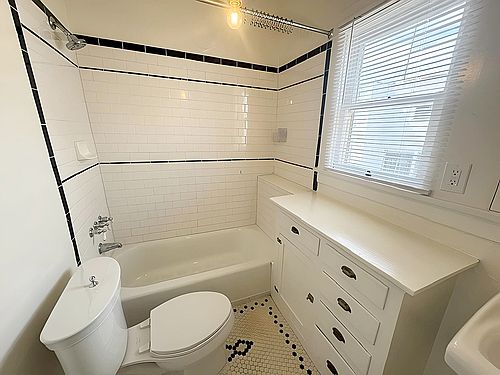 2nd image of 927 1/2 Marview Ave