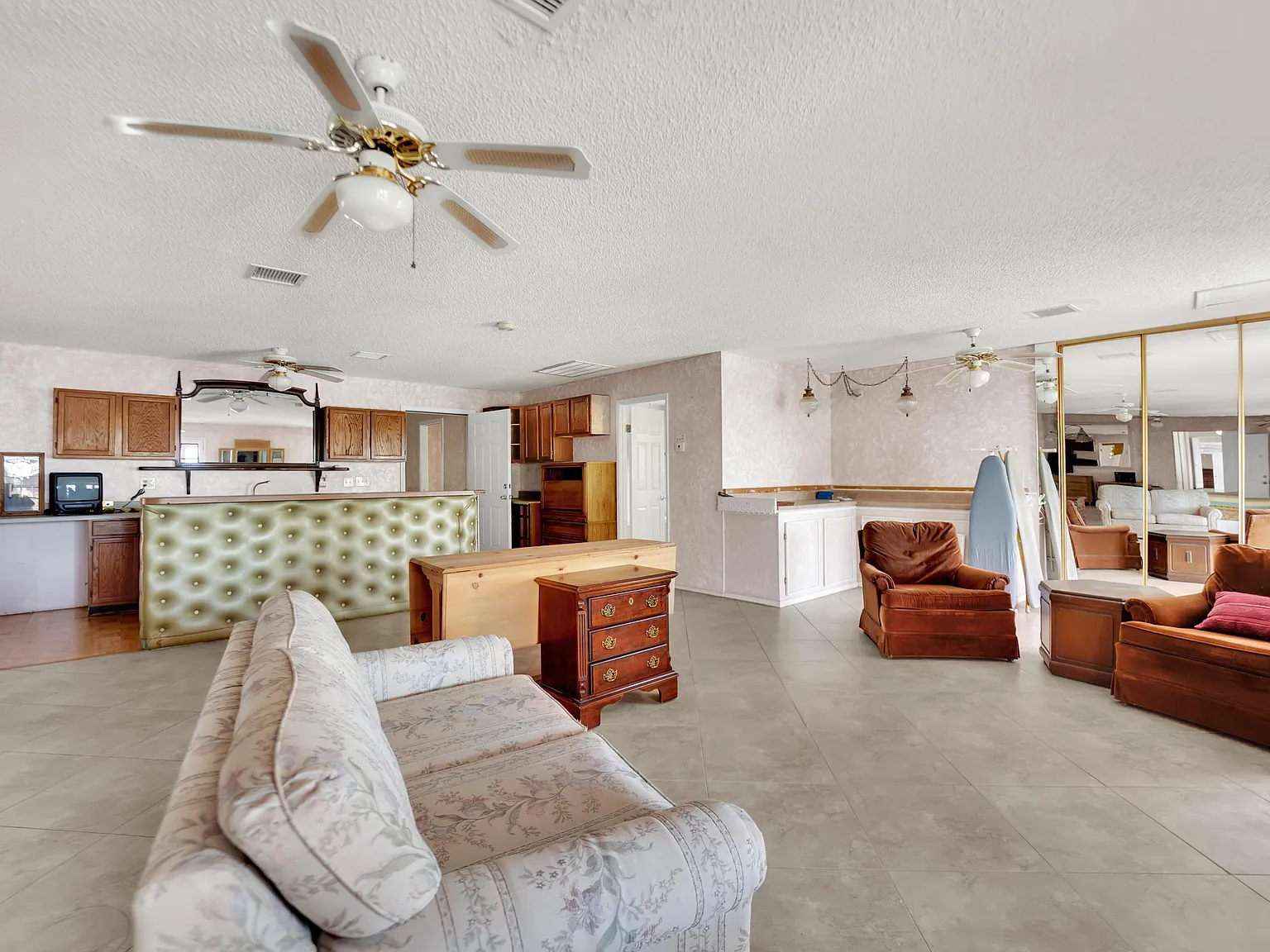 4 bed, 11.0 bath, 8245 sqft, $2,360 — Photo 4