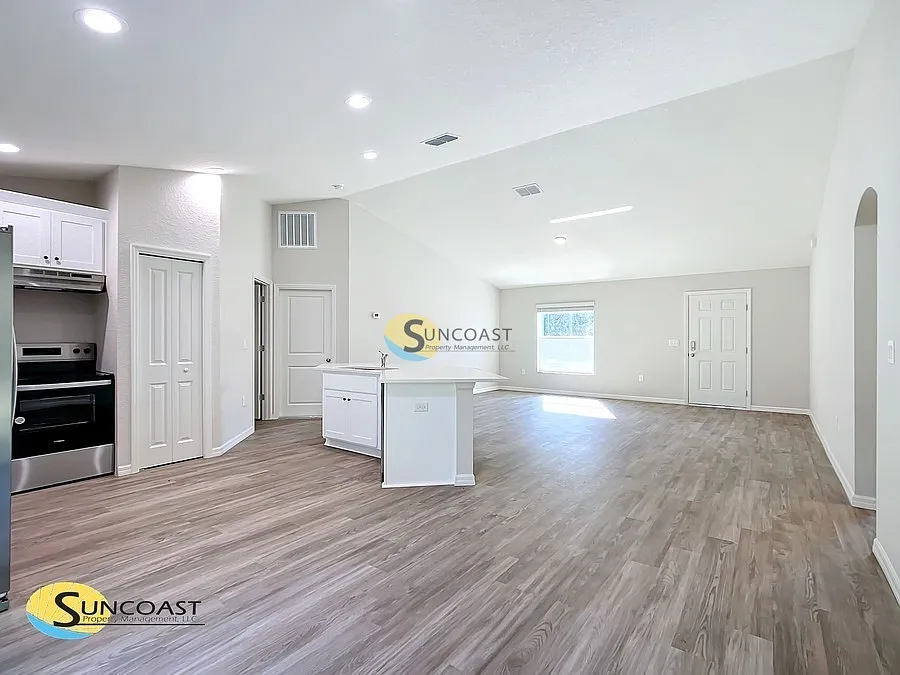 Luxurious 3BR Home | Garage | Pet Friendly — Photo 4