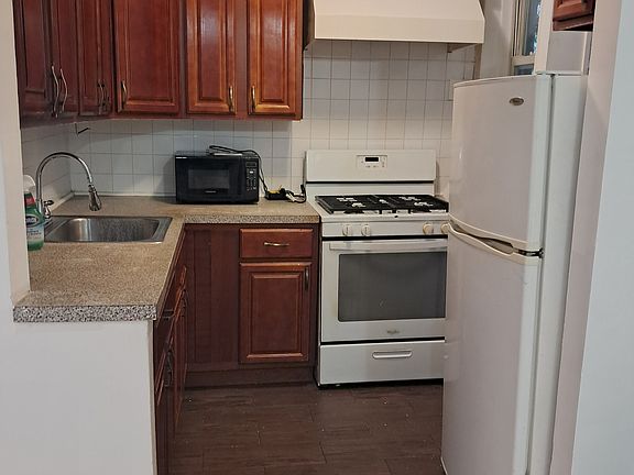 2nd image of 11 Mackay Pl #1