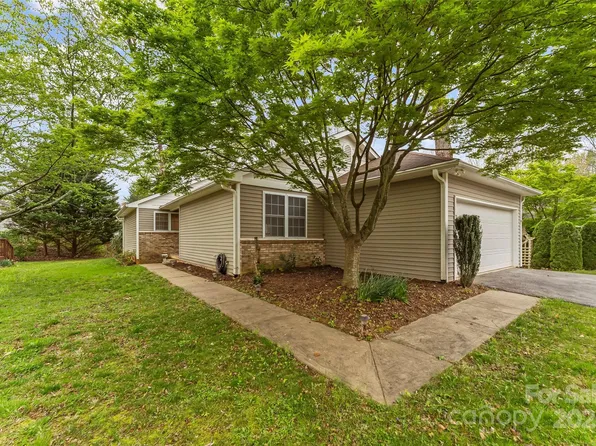 95 Wildwood Forest Ln, Mills River, NC 28759