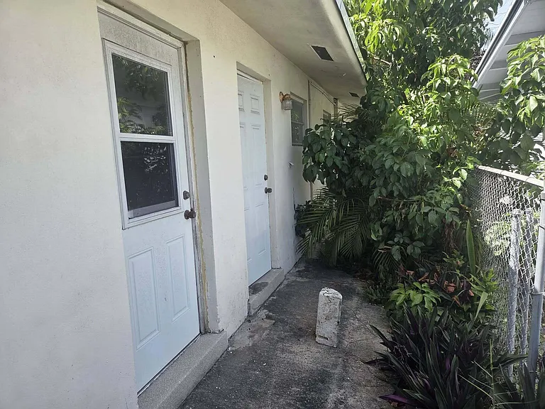205 SE 7th St — Photo 24