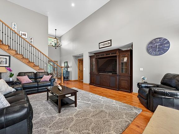 4th image of 1354 University Dr