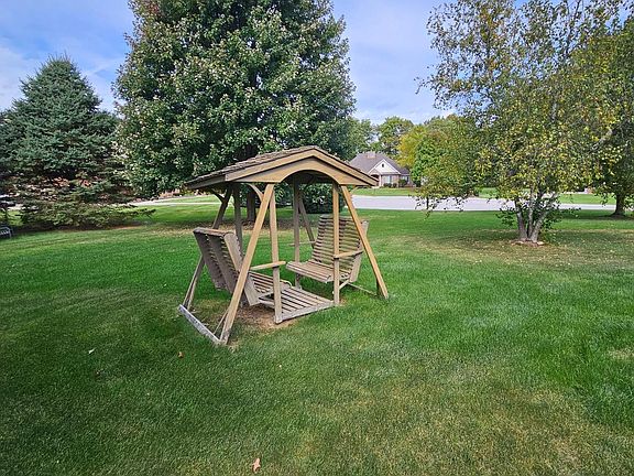 4th image of 442 Meadowbrook Dr