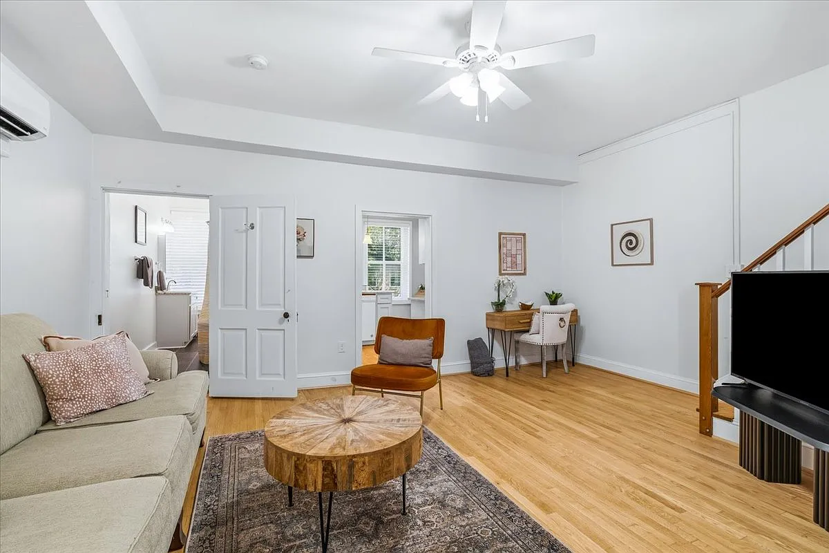 2 bed, 982 sqft, $2,200 — Photo 1