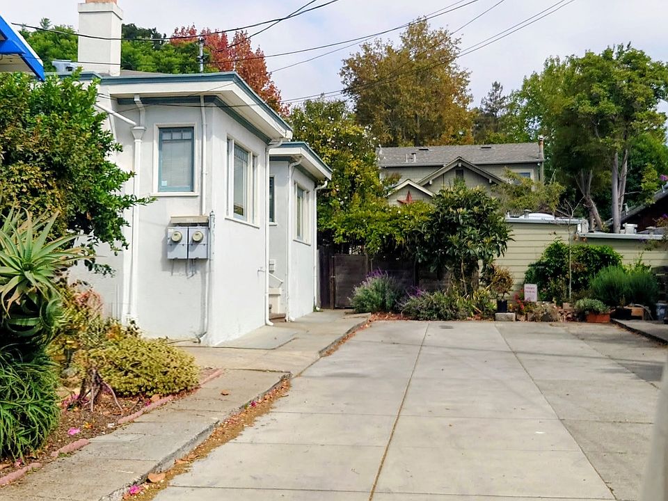 Private lane in the heart of Rockridge. Single story on this dead end court. Park steps from your front door and walk to Bart 7 minutes away.
