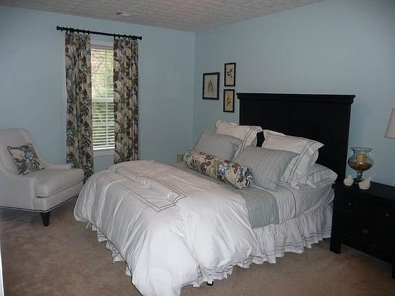 4th image of 499 Lantern Wood Dr