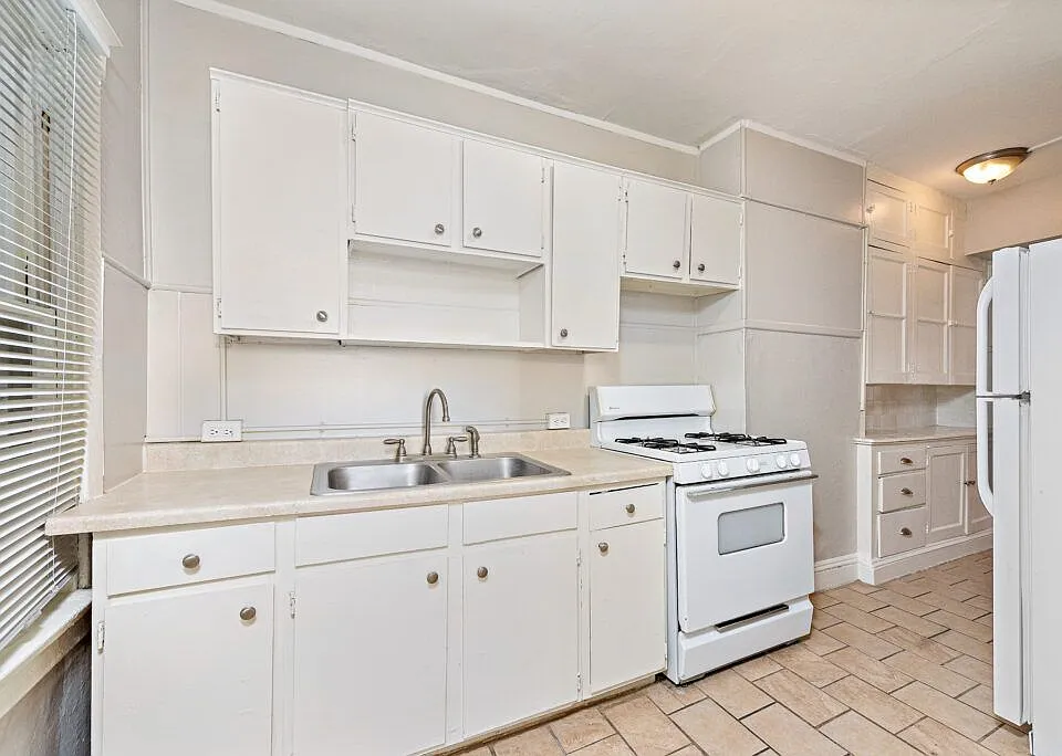 812-818 E 43rd St #4242-4244