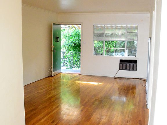3rd image of 927 1/2 Westbourne Dr