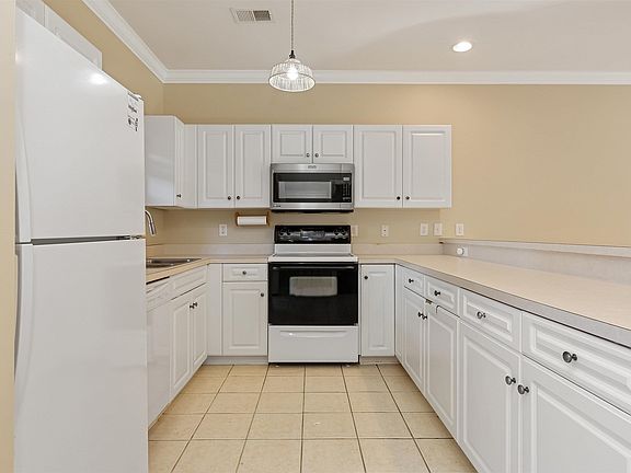 5th image of 4880 Dahlia Ct APT 102