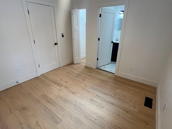 4th image of 4128 Ivanhoe Ave #1