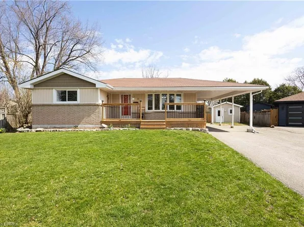 11 Montour Pl, Brantford, ON N3R 5E4