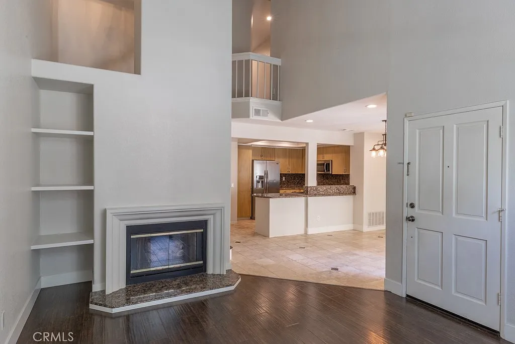 3 bed, 2.5 bath, 1429 sqft, $4,000 — Photo 3