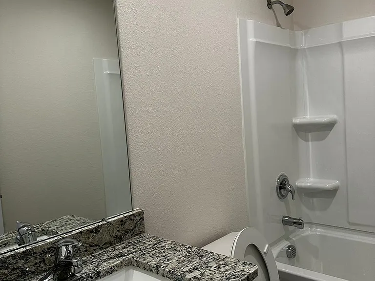 240 Harrow Ter — Photo 16