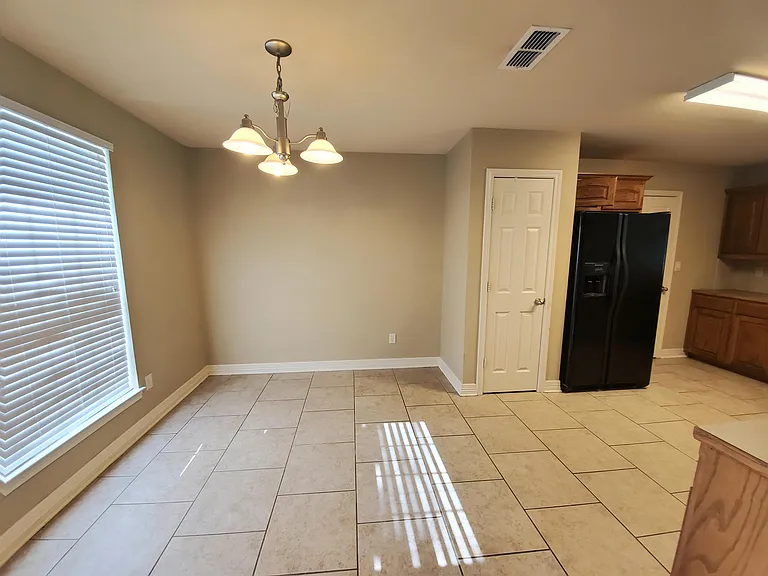 208 Amanda Ct — Photo 5