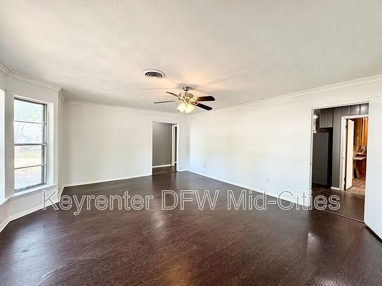 313 Robinhood Dr — Photo 4