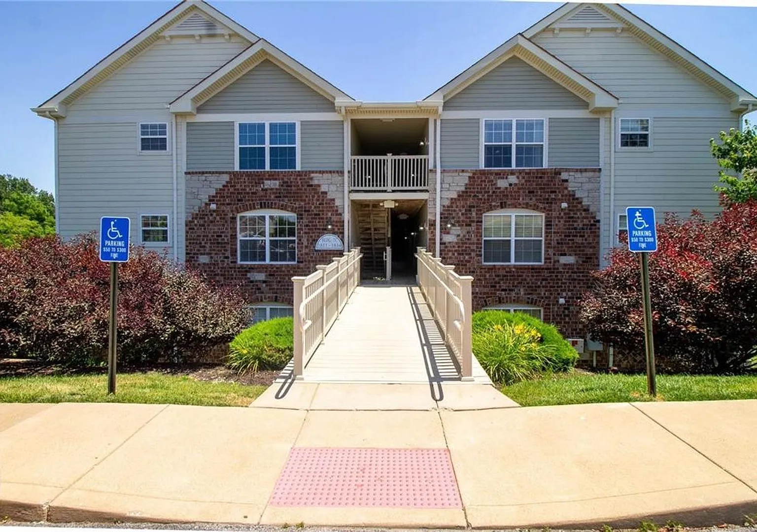 Beautiful 2 bedroom 2 bathroom condo in St. Peters — Photo 1
