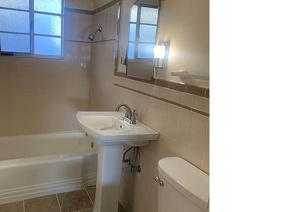 5th image of 3001 Dyer St #2