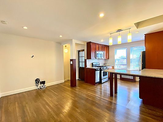 5th image of 20-33 32nd St #2F