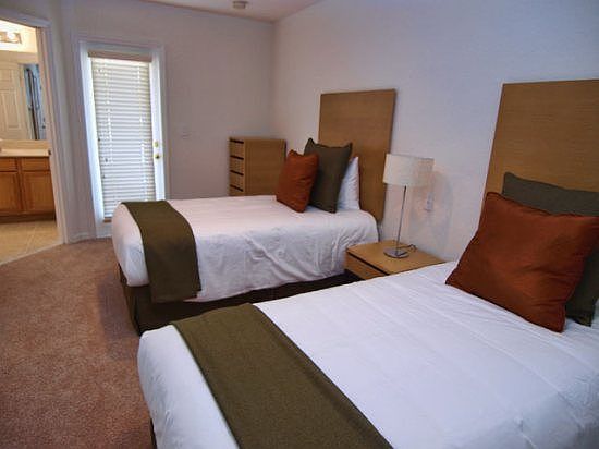 RO3T2704B-twin-bedroom