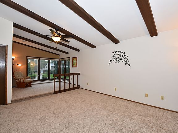 Master suite w/sitting area