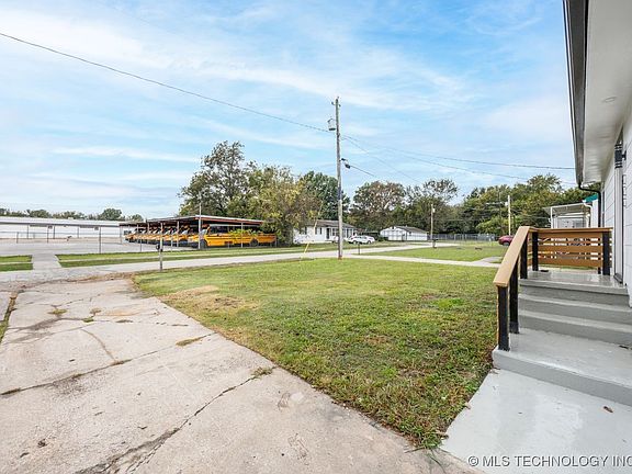 4th image of 806 E 12th Pl